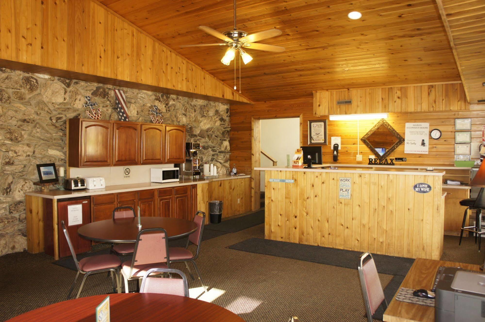 The Galley Hotel Bar And Grill Webster Exterior photo